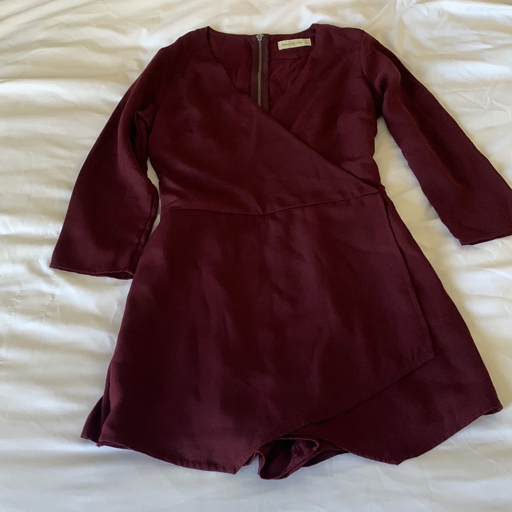 Abercrombie and Fitch, Wrap Skort Romper, size 4, Burgundy